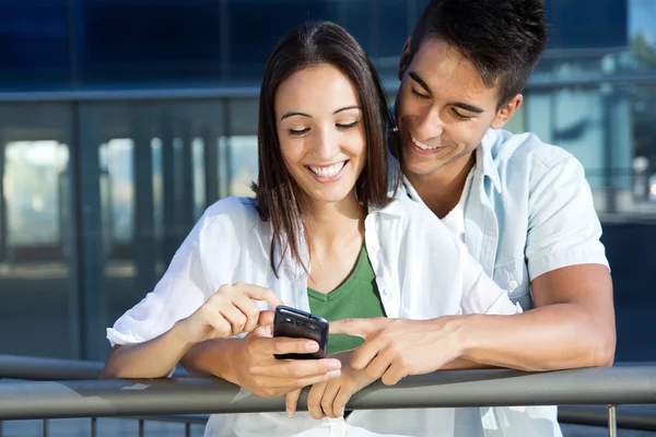 Jovem casal com telefone inteligente — Fotografia de Stock