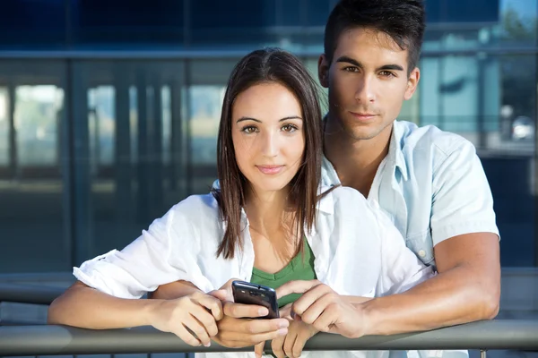 Jeune couple avec téléphone intelligent — Photo