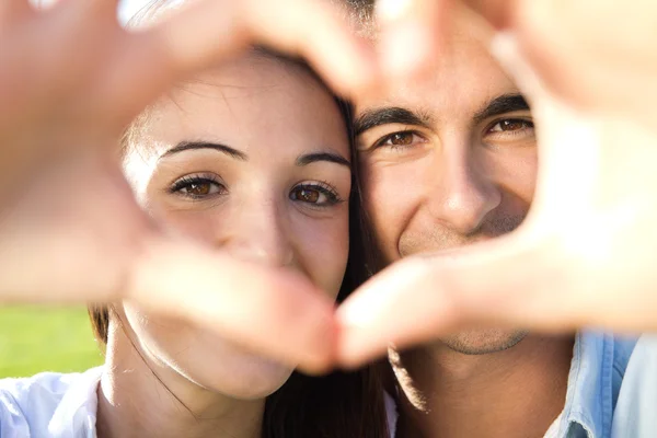 Pareja joven divirtiéndose en un parque — Foto de Stock