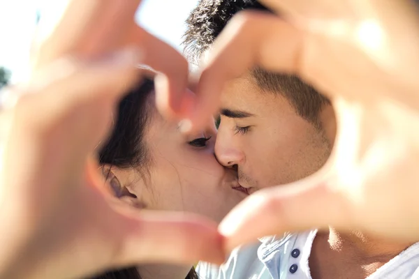 Jeune couple s'amusant dans un parc — Photo