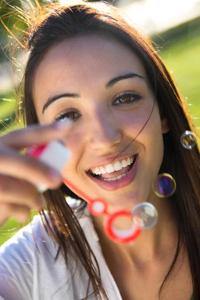 Jovencita divirtiéndose en un parque —  Fotos de Stock