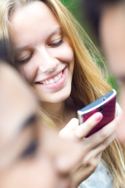 genç ve güzel kız Smartphone ile sohbet
