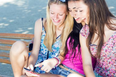 arkadaşlar akıllı telefonlar ile eğleniyor