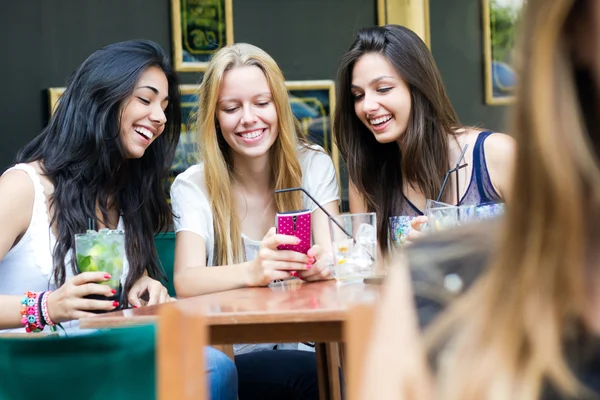 Три дівчини спілкуються зі своїми смартфонами — стокове фото