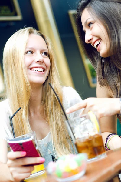 Friends having fun with smartphones — Stock Photo, Image