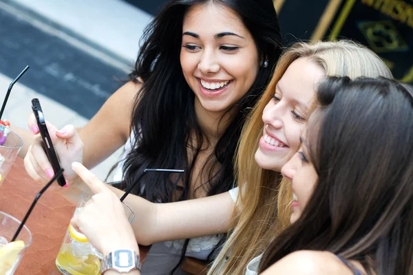 Freunde haben Spaß mit Smartphones — Stockfoto