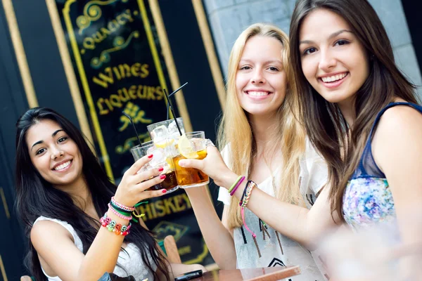 Vänner att ta en drink på terrassen — Stockfoto