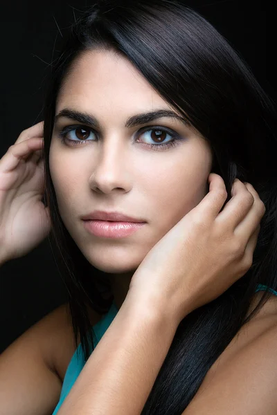 Retrato de una hermosa joven — Foto de Stock