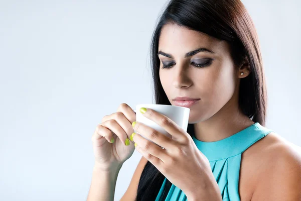 Bir genç güzel kadın çay veya kahve izole bir fincan tutan Stok