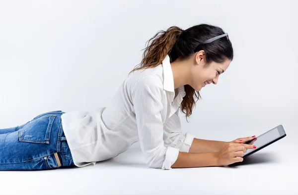 Belle jeune femme à la maison avec tablette numérique — Photo