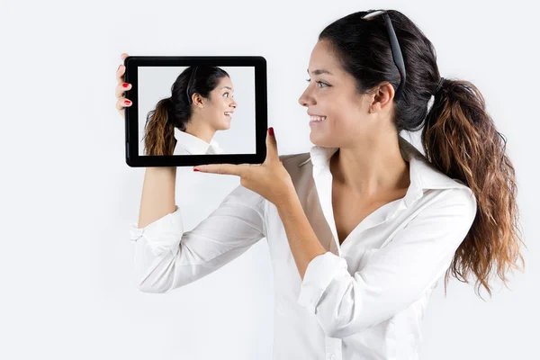 Hermosa mujer joven en casa con tableta digital — Foto de Stock