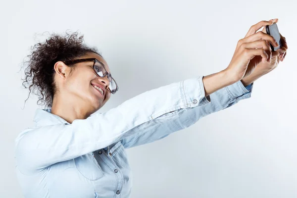 Linda mujer negra tomando fotos de sí misma — Foto de Stock