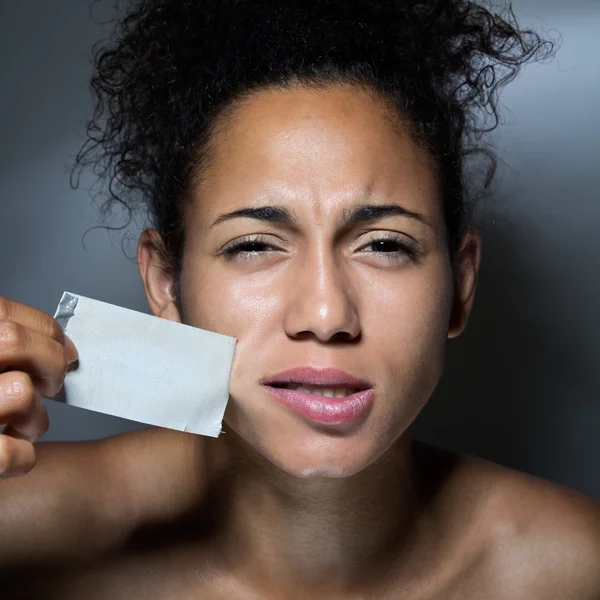 Mujer negra con boca cubierta con cinta adhesiva — Foto de Stock