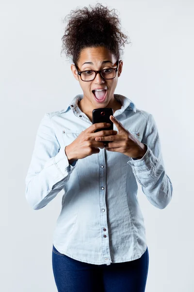 Mulher negra surpreso olhando o celular — Fotografia de Stock