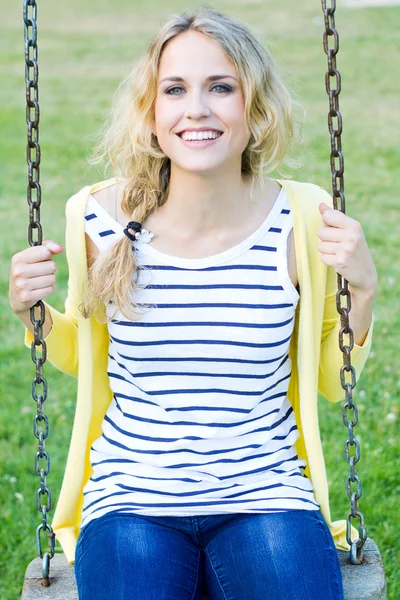 Jonge blonde meisje in het park — Stockfoto