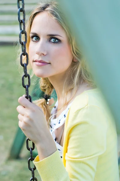 Junges blondes Mädchen im Park — Stockfoto