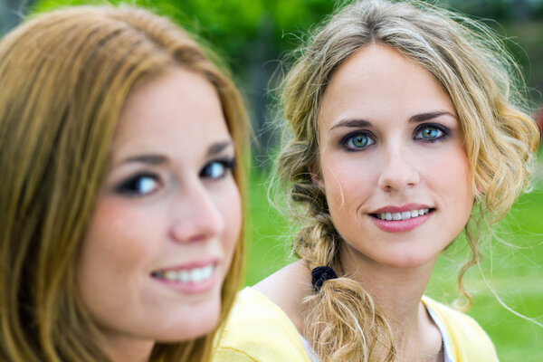 Юные систеры в парке
