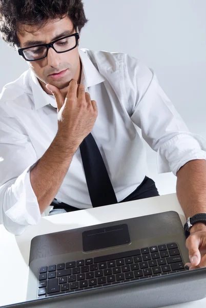 Pensamento executivo na frente de seu laptop — Fotografia de Stock