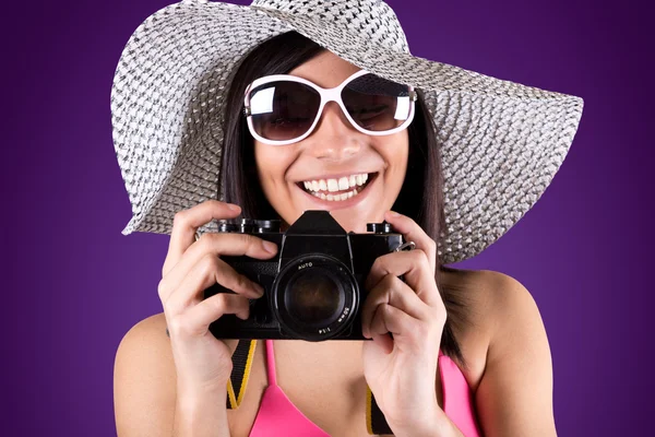 ビンテージ レトロなカメラを保持しているビキニと美しい女性 — ストック写真