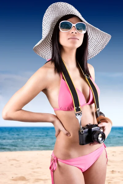 Hermosa mujer con bikini con cámara retro vintage — Foto de Stock