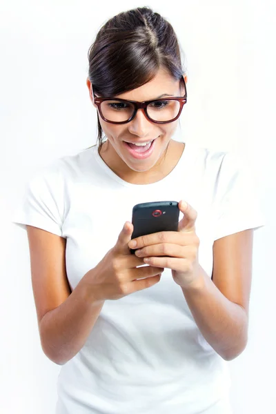 Vacker brunett kvinna söker mobil — Stockfoto