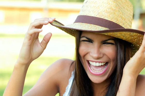 Außenporträt einer schönen Frau mit Hut — Stockfoto