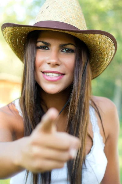 Retrato ao ar livre de uma mulher bonita com chapéu — Fotografia de Stock