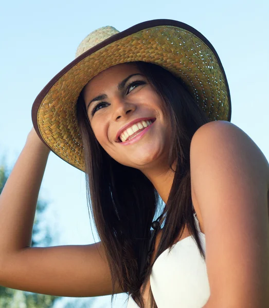 Außenporträt einer schönen Frau mit Hut — Stockfoto