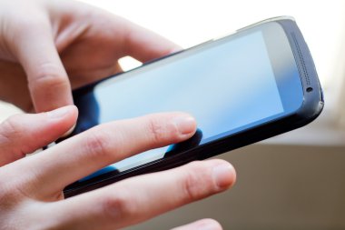 Kız el akıllı telefon ekranında dokunmadan
