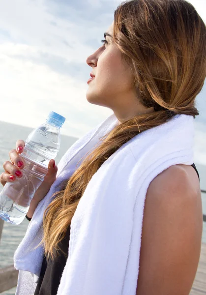 Mujer bebiendo agua después de actividades deportivas — Foto de Stock