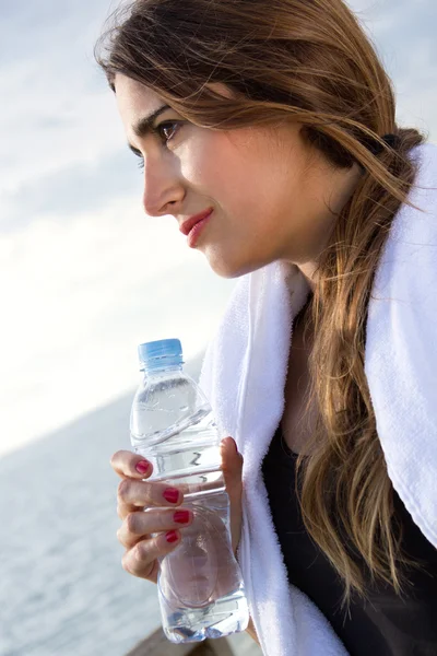 Mujer bebiendo agua después de actividades deportivas — Foto de Stock