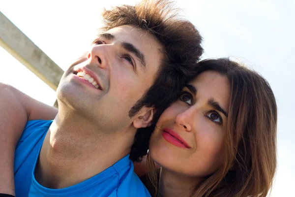 Portrait of young couple looking at the horizon — Stock Photo, Image