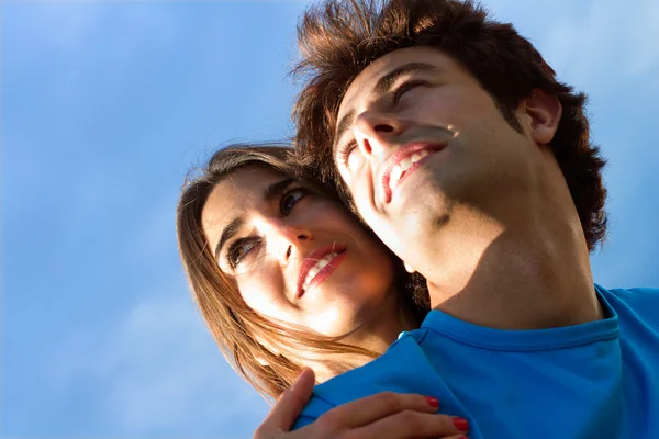 Porträt eines jungen Paares mit Blick auf den Horizont — Stockfoto