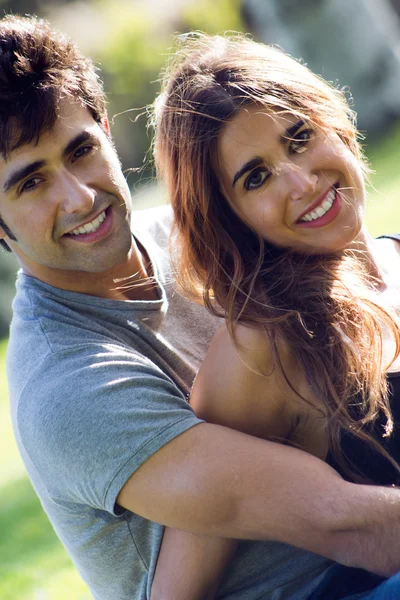 Retrato ao ar livre de jovem casal caucasiano no parque — Fotografia de Stock