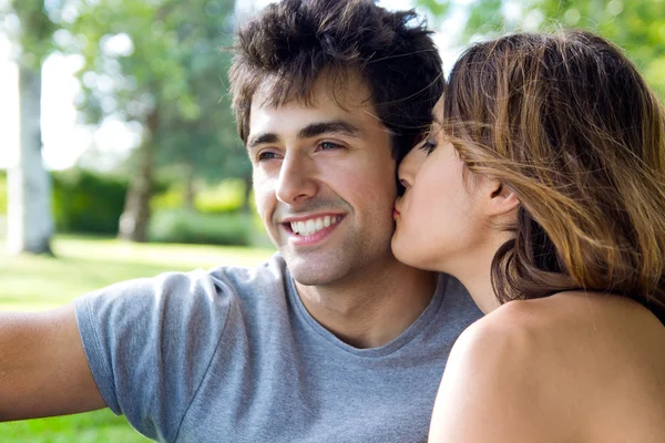 Outdoor portrait of young caucasian couple at the park — Stock Photo, Image