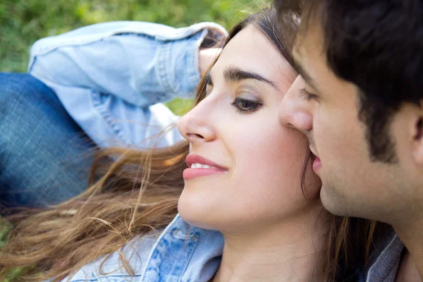 Retrato ao ar livre de jovem casal caucasiano no parque — Fotografia de Stock