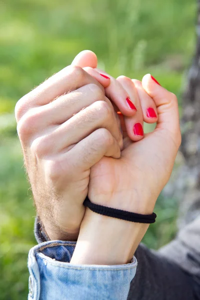 Mani di una coppia tenute insieme — Foto Stock