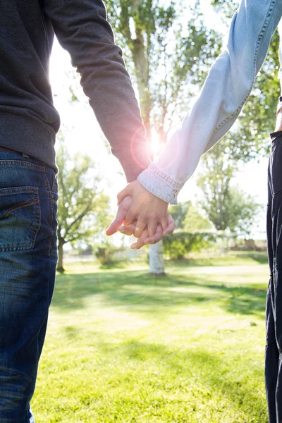 Hände eines Paares zusammengehalten — Stockfoto