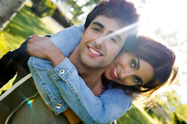 Outdoor portrait of young caucasian couple at the park — Stock Photo, Image