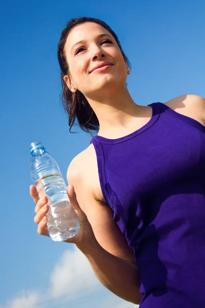 Jeune femme boire de l'eau après les activités sportives — Photo