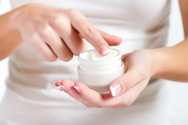 Mujer aplicando crema en el cuerpo —  Fotos de Stock