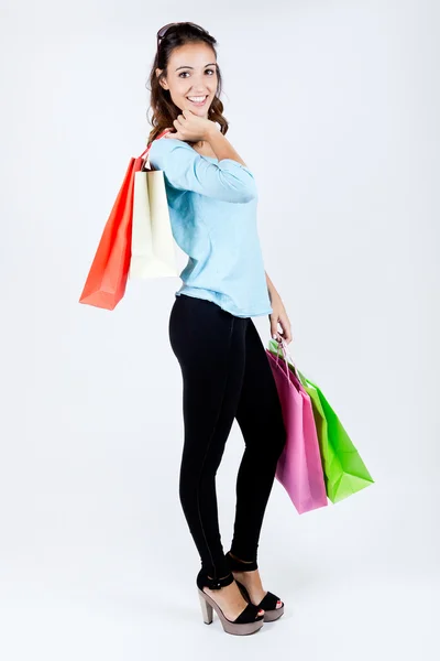 Portret szczęśliwy młoda kobieta noszenie torby na zakupy — Zdjęcie stockowe