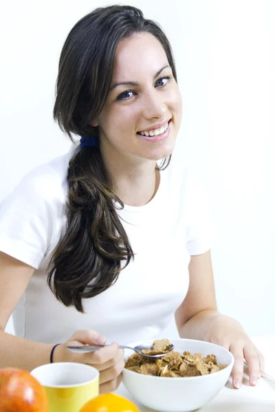 Mujer joven desayunando en casa — Foto de Stock