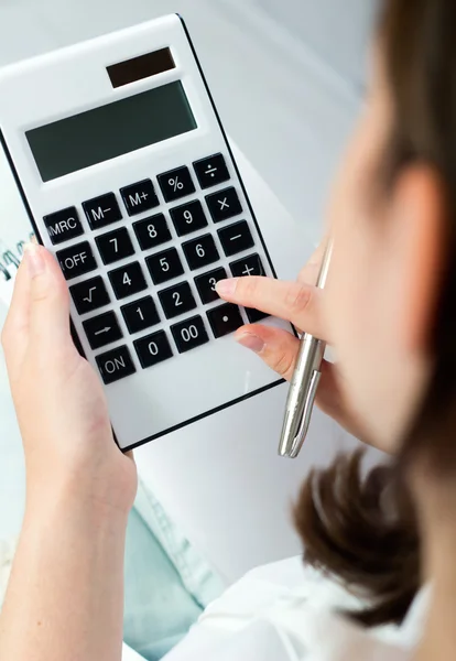 Kvinnehender med kalkulator og penn – stockfoto