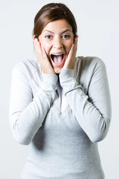 Junge überraschte Frau hält ihr Gesicht — Stockfoto