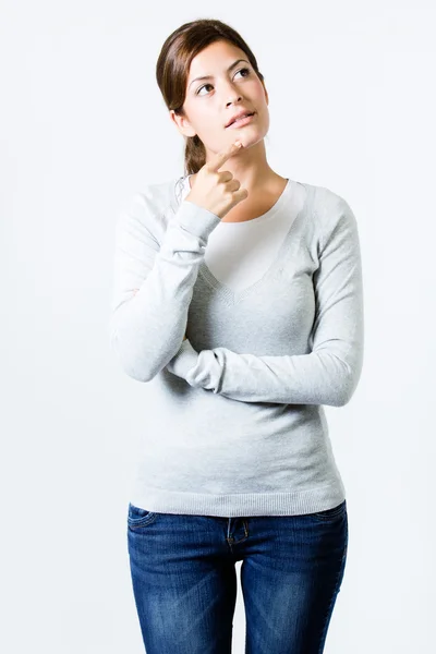 Schöne junge Frau denkt — Stockfoto