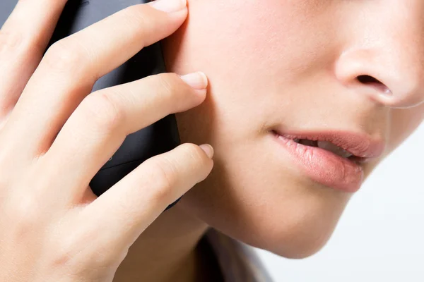 Young woman talking on smart phone — Stock Photo, Image