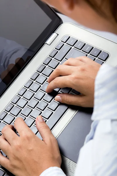 Mani femminili digitando sul computer portatile — Foto Stock