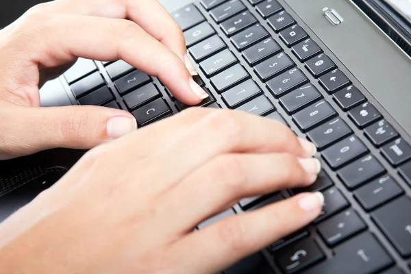 Manos femeninas escribiendo en el ordenador portátil —  Fotos de Stock