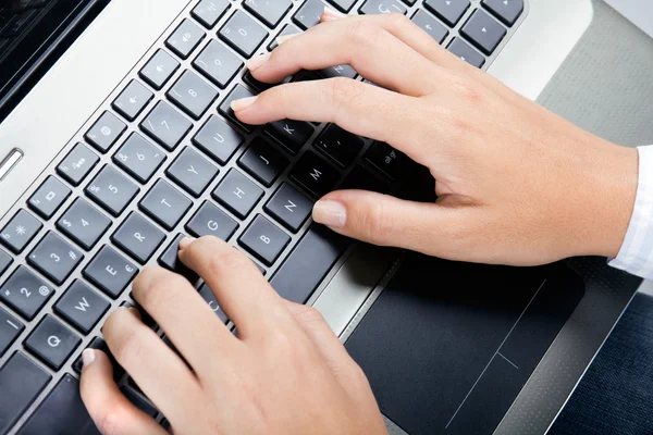 Manos femeninas escribiendo en el ordenador portátil —  Fotos de Stock